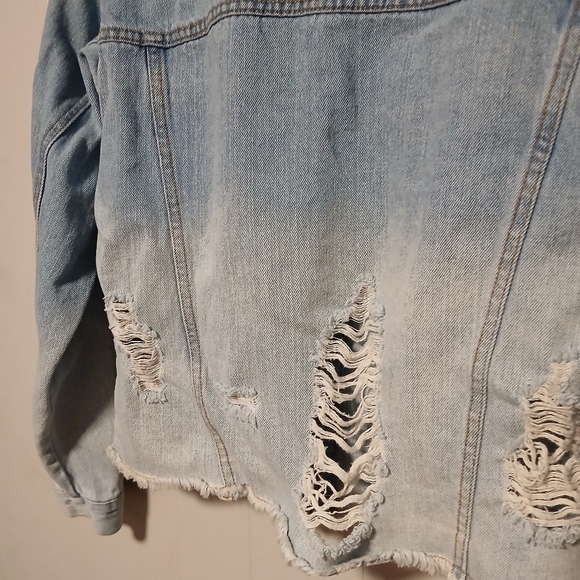 Wild fable ladies jean jacket.  Ripped. Size XS. - Picture 3 of 9